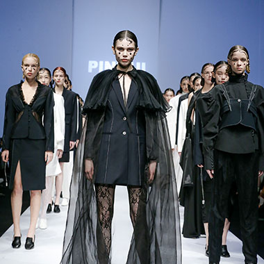 PINHUI2021 SS 中国国际时装周发布会——复古优雅，黑白风尚，100%Stay at Home的沉思记录