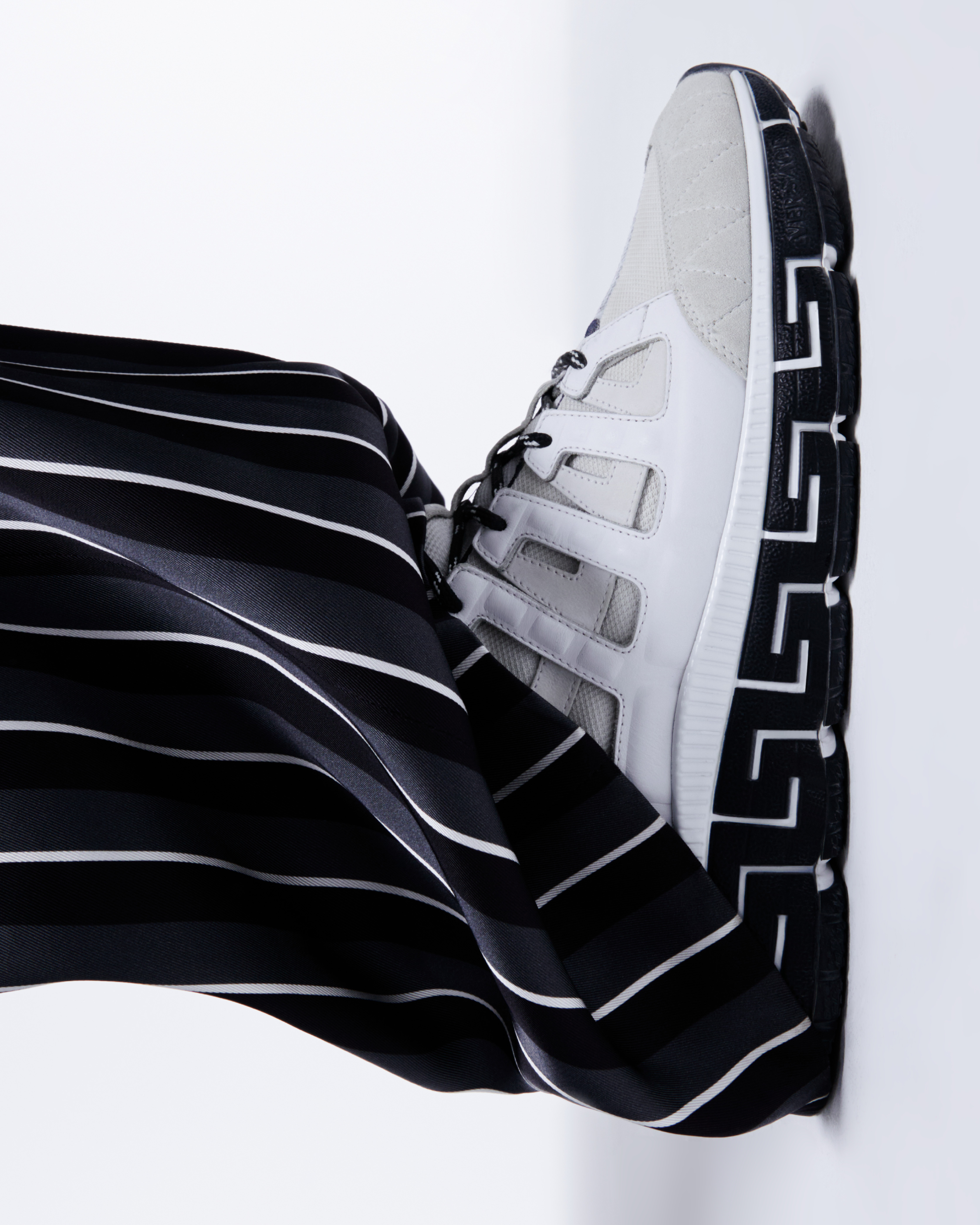 Versace发布Trigreca运动鞋解构视频