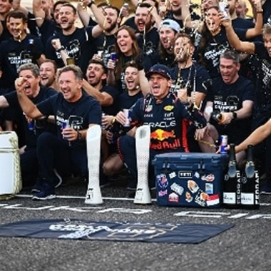 疾速卫冕，驶入「双子星」时代奥地利Red Bull车队提前问鼎2023赛季 六度荣膺车队世界冠军