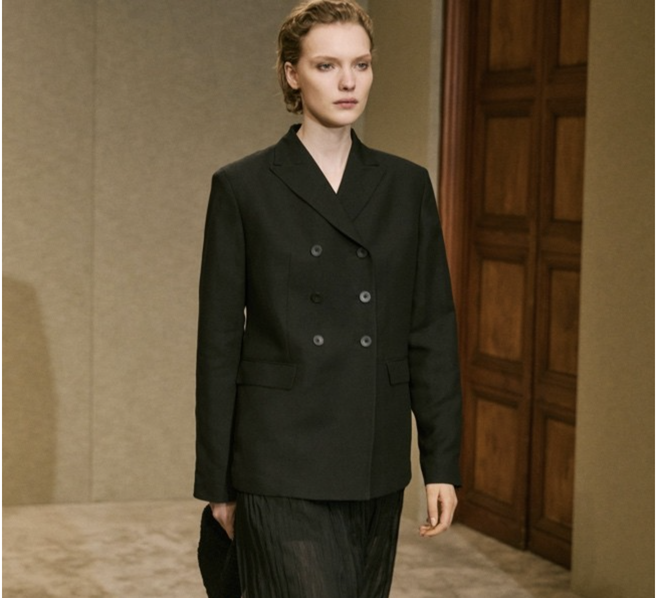 Massimo Dutti 2025 春夏限量系列时装秀：艺术与时尚的沉浸式交融